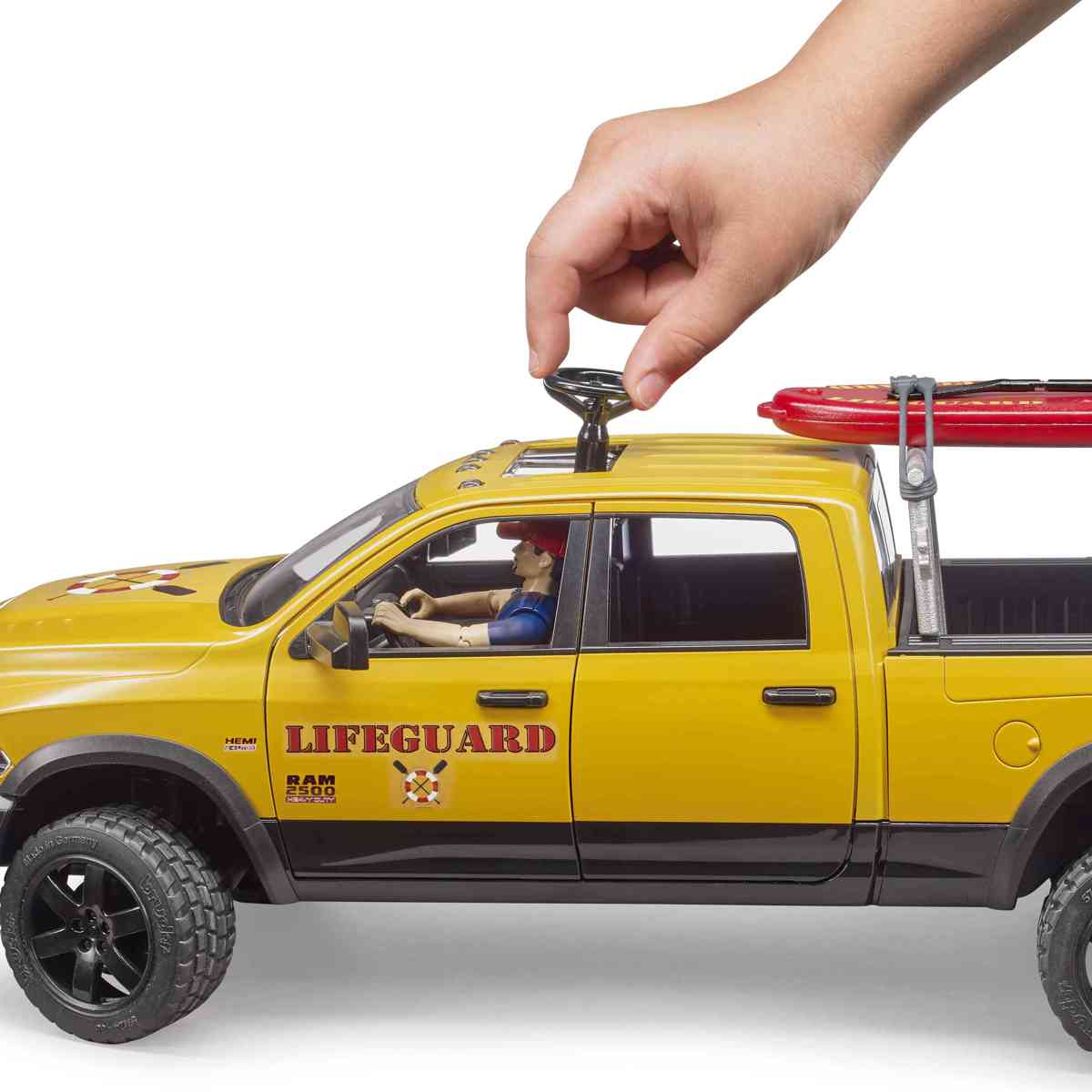 BRUDER 02506 RAM 2500 Power Wagon Life Guard mit Figur,
Stand Up Paddle und Light & Sound Modul