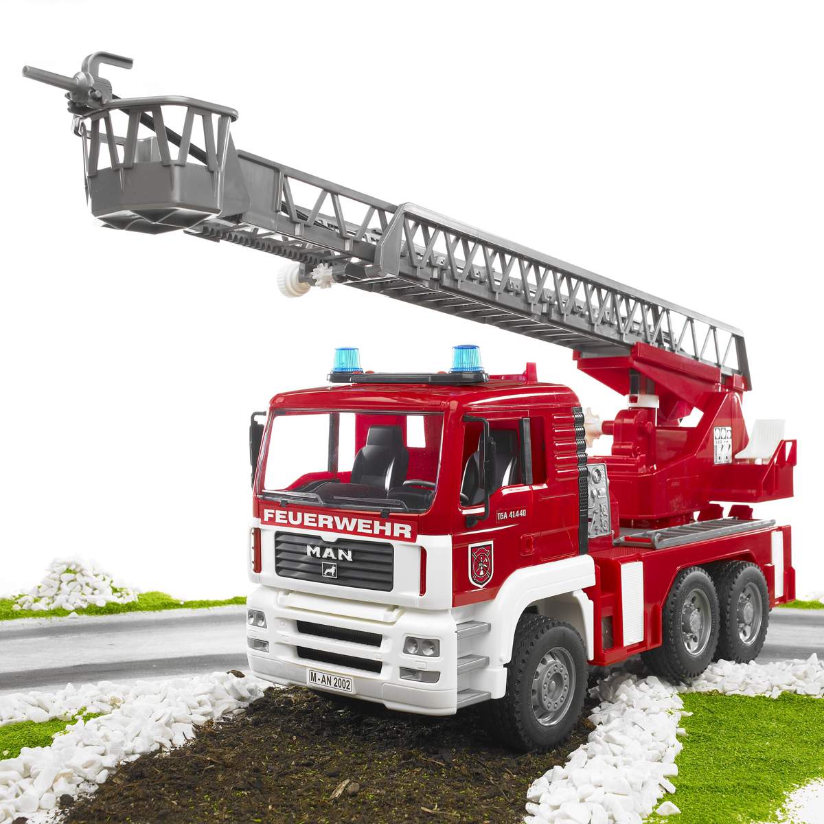 BRUDER 02771 MAN Feuerwehr mit Drehleiter, Wasserpumpe und Light and Sound Module inkl. Batterie