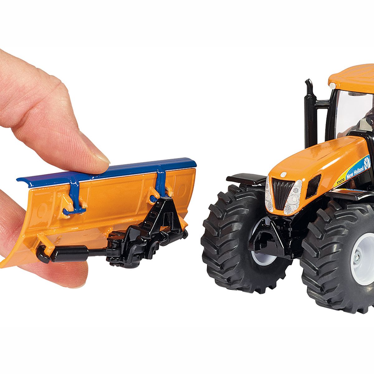 SIKU 2940 Traktor mit Räumschild und Streuer